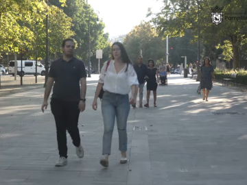 Peatones en una calle de Pamplona