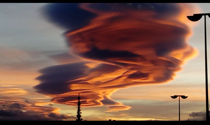 Bajando de Mendillorri a Lezkairu, me encontré con este atardecer. Es enigmático como salido de una película de ciencia ficción. Crédito: Myriam Andrea Segovia Sierra.
