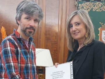 La alcaldesa de Pamplona, Cristina Ibarrola, con Diego Macaya, co-fundador de Pamplonews.