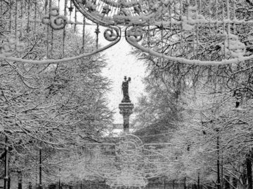 El Monumento a los Fueros aparece enmarcado como si mirásemos desde una ventana mientras nieva. Crédito: JOSE JAVIER RUI ZUBIKOA