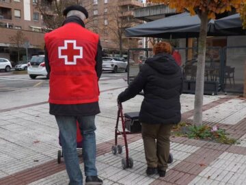 Personas voluntarias de Cruz Roja les pueden asistir haciendo la lista, durante la propia compra y hasta en casa, ayudándoles a ordenar los productos