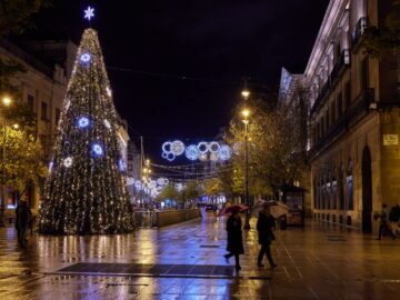 Iluminación navideña en las calles de Pamplona.