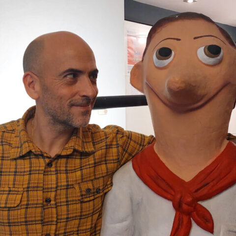 César Oroz en su estudio.