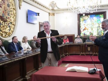 Joseba Asiron juró su cargo y recibió los símbolos de la alcaldía: el bastón de mando y la medalla de la ciudad.