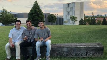 Nicholas O’Brien, en el centro, con dos amigos en el campus de la Universidad de Navarra. Cortesía: Nicholas O’Brien.