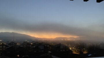 Así amanece desde Zuasti. Parece que habría fuego al otro lado del San Cristóbal.