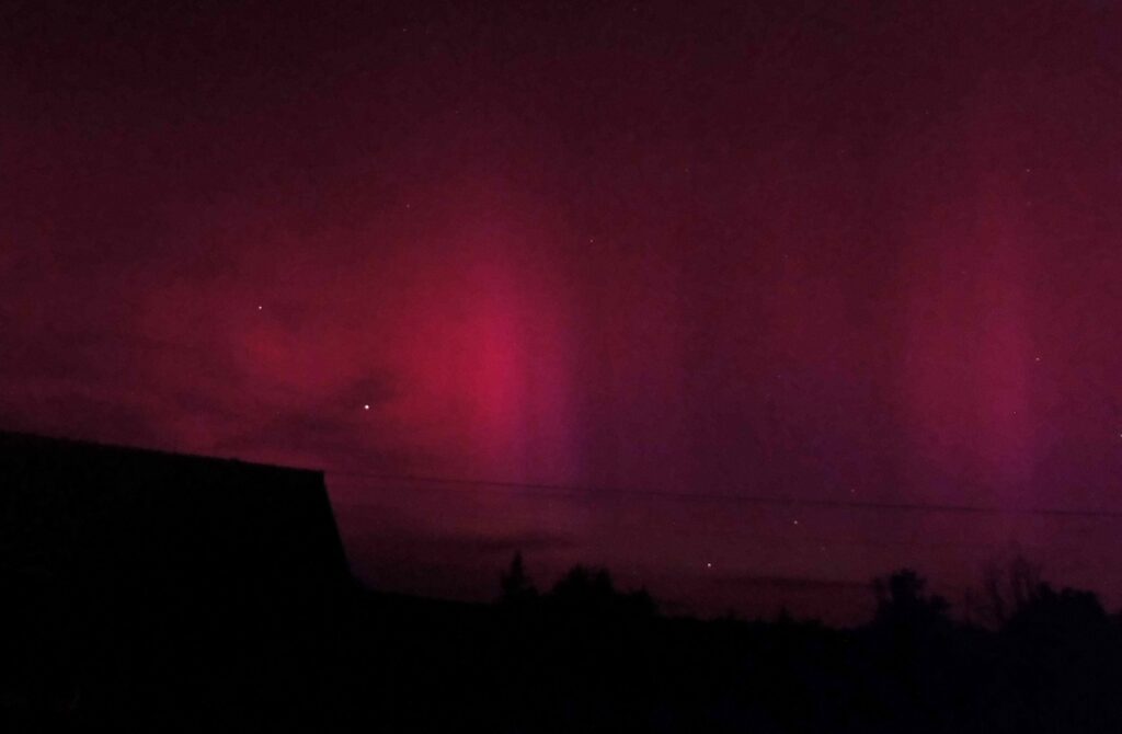 Aurora boreal en Navarra desde Domeño. Crédito: Íñigo Sánchez Urzainqui
