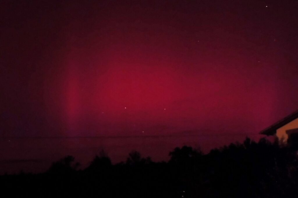 Aurora boreal en Navarra desde Domeño. Crédito: Íñigo Sánchez Urzainqui