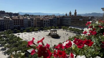 "Flores en blanco y rojo", de Maite Tarrés