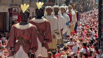 La comparsa de gigantes en los Sanfermines 2025