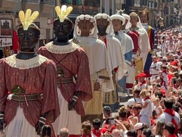 La comparsa de gigantes en los Sanfermines 2025