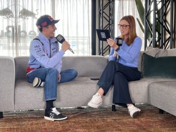 Izaskun entrevistando a Marc Márquez. Cortesía: Izaskun Ruiz.